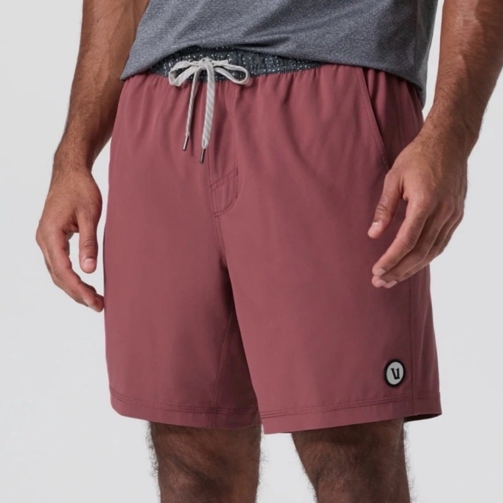 Vuori Saltwater Red Kore Shorts Lined
7.5" inseam Men's XLarge EUC